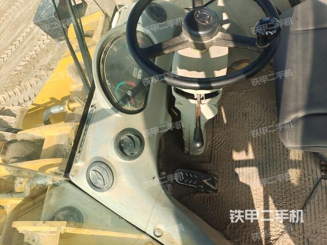 駕駛室內(nèi)部(駕駛室部分) 駕駛室內(nèi)部(駕駛室部分)