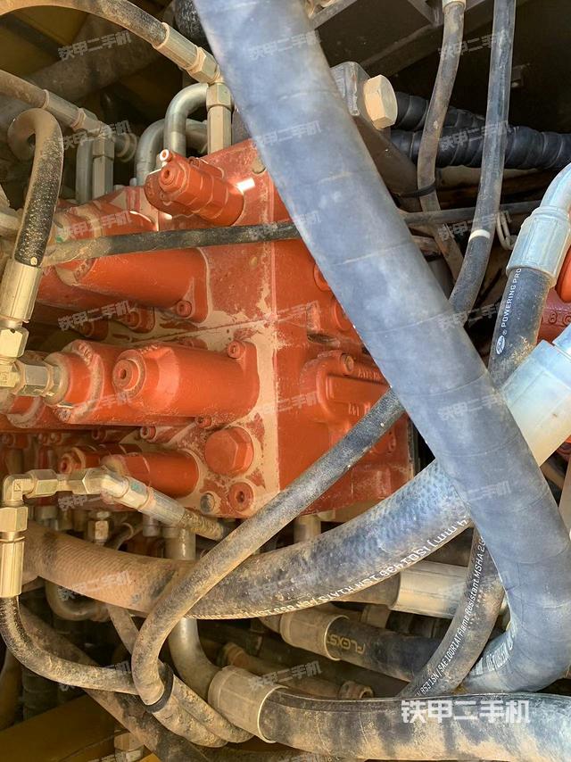 回轉(zhuǎn)馬達和主控閥（整機外觀）