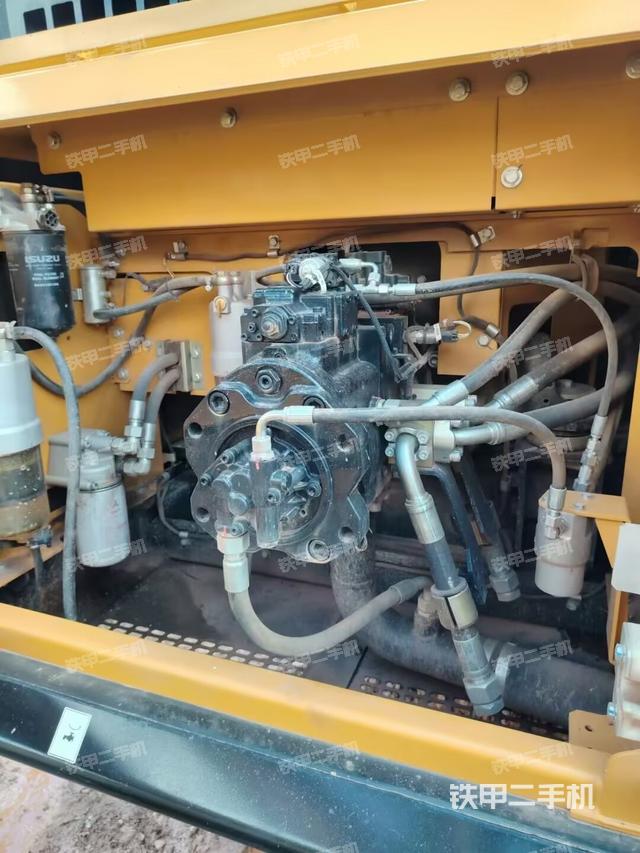 液壓泵艙室正面整體（整機外觀）