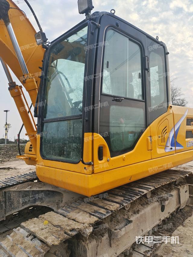 駕駛室左前45度（駕駛室部分）