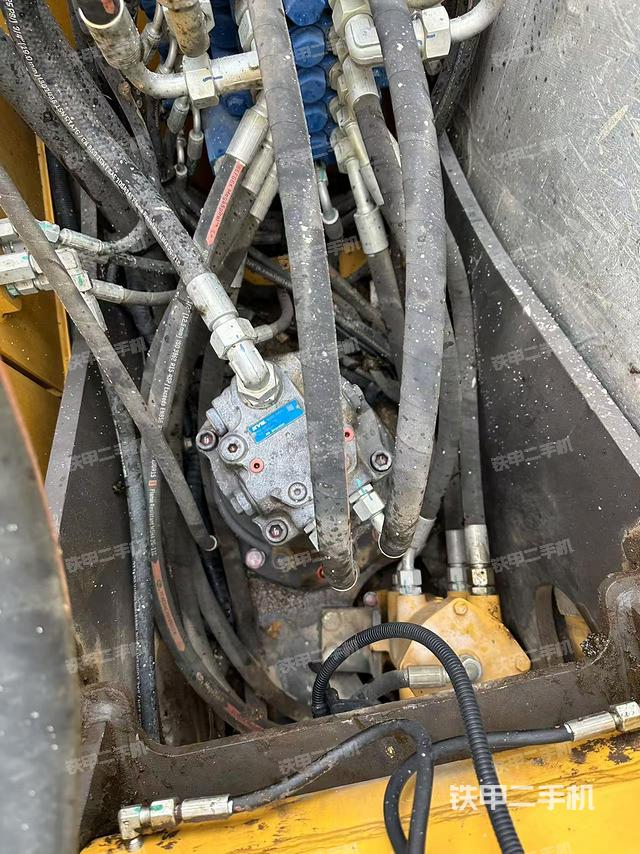 回轉(zhuǎn)馬達和主控閥(整機外觀) 回轉(zhuǎn)馬達和主控閥(整機外觀)