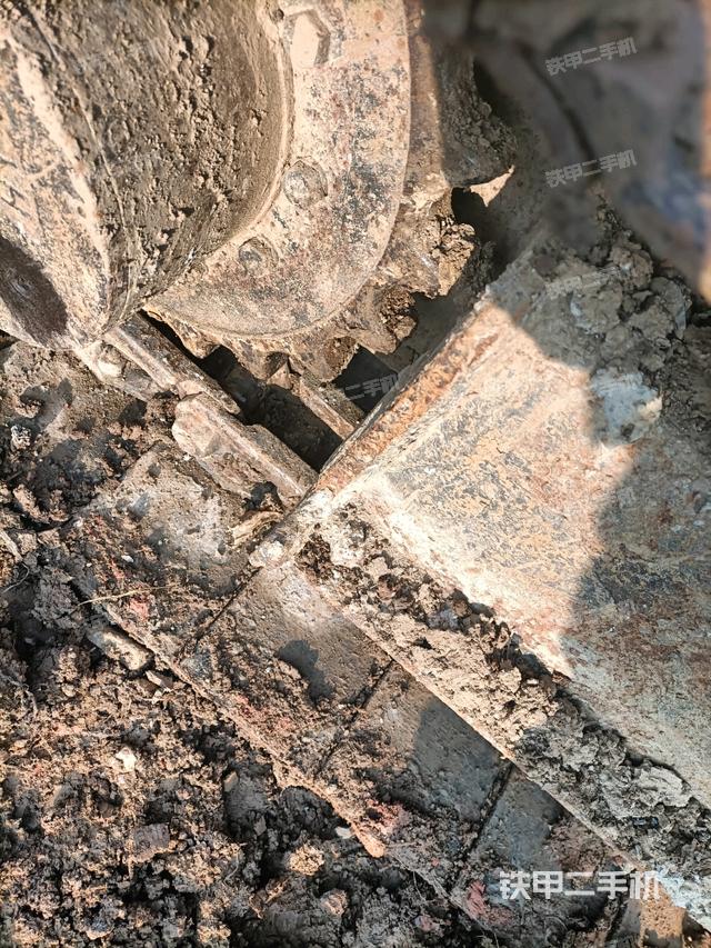 左驅(qū)動輪（行走機構(gòu)）