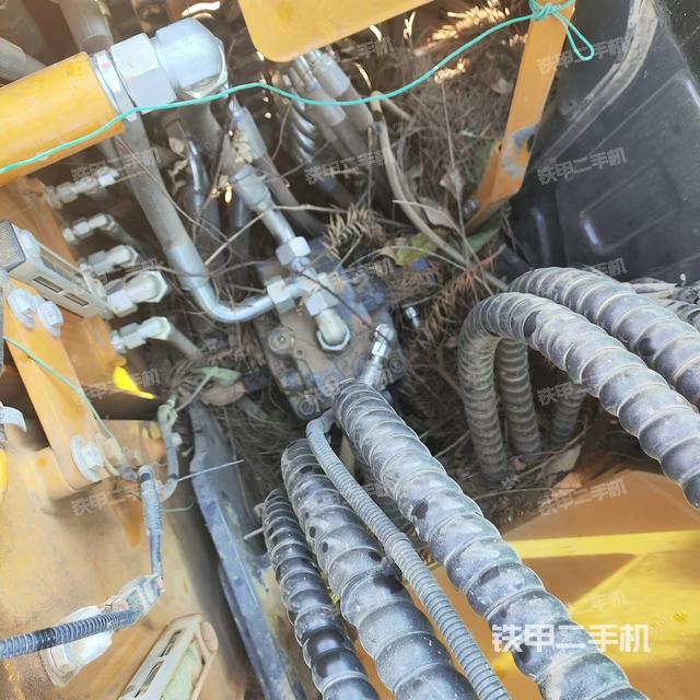 液壓泵艙室正面整體(整機外觀) 液壓泵艙室正面整體(整機外觀)