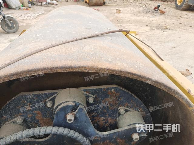 后輪右側(cè)全景（壓路機(jī)前后車架）