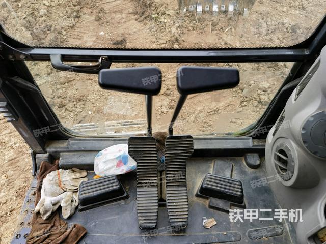 行走控制手柄和踏板?俯拍（駕駛室部分）