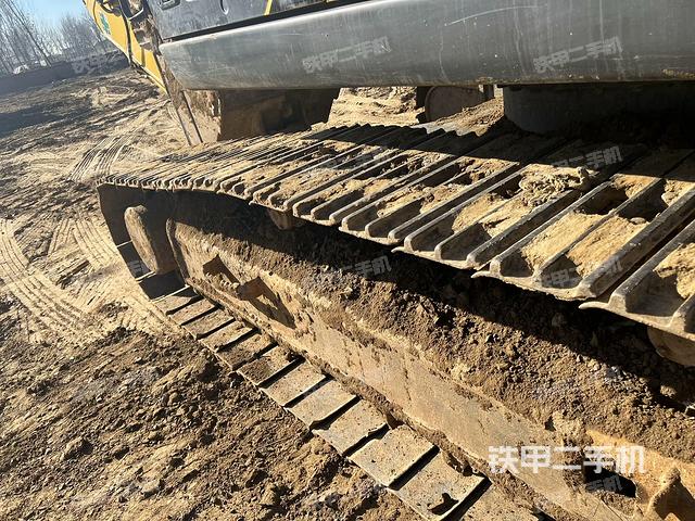 單側(cè)履帶整體(整機(jī)外觀) 單側(cè)履帶整體(整機(jī)外觀)