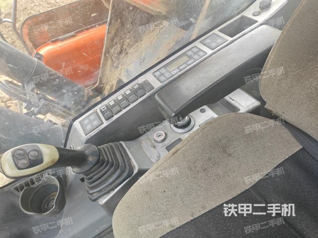 座椅右側(cè)控制臺/鑰匙門/油門/含右手柄(駕駛室部分) 座椅右側(cè)控制臺/鑰匙門/油門/含右手柄(駕駛室部分)