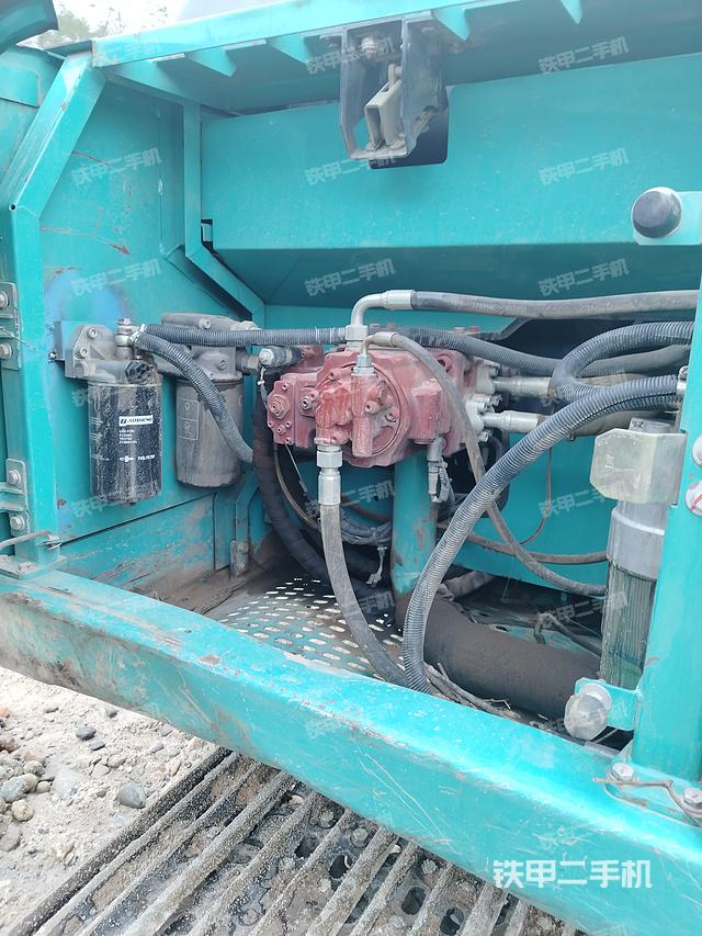 液壓泵艙室正面整體（整機外觀）