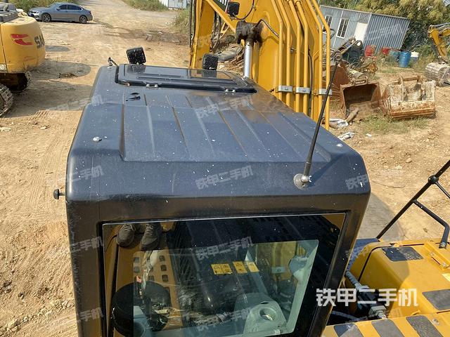 駕駛室頂部(整機(jī)外觀) 駕駛室頂部(整機(jī)外觀)
