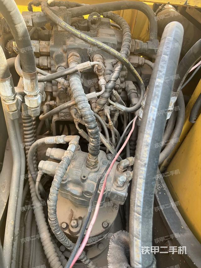 回轉(zhuǎn)馬達(dá)和主控閥（整機(jī)外觀）