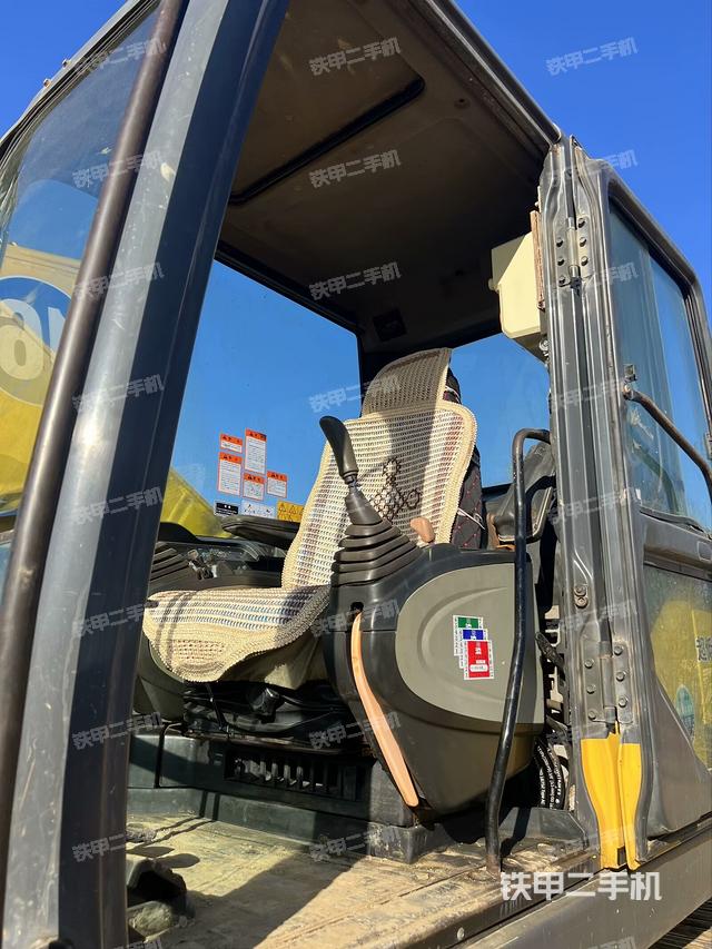 駕駛室整體(整機(jī)外觀) 駕駛室整體(整機(jī)外觀)