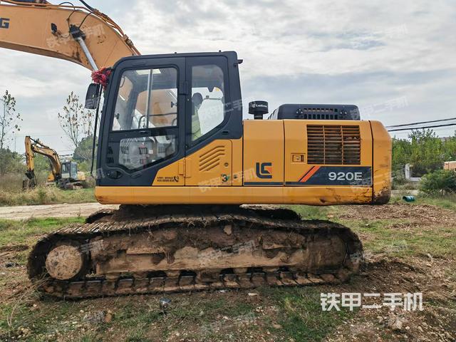 駕駛室整體(整機(jī)外觀) 駕駛室整體(整機(jī)外觀)