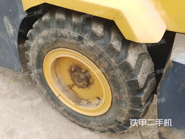 前輪右側(cè)減震塊連接及部件（壓路機(jī)前后車架）