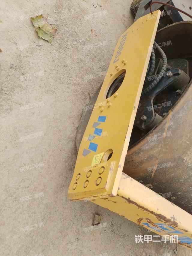 后輪左側(cè)全景（壓路機(jī)前后車架）