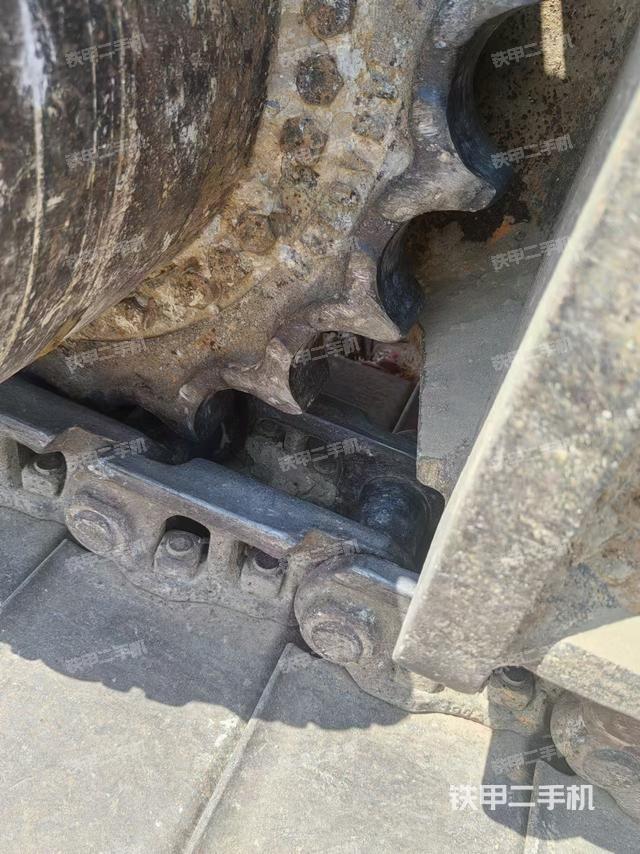 單側(cè)履帶整體(整機(jī)外觀) 單側(cè)履帶整體(整機(jī)外觀)