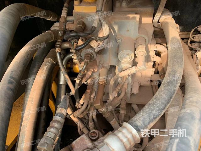 回轉(zhuǎn)馬達(dá)和主控閥(整機(jī)外觀) 回轉(zhuǎn)馬達(dá)和主控閥(整機(jī)外觀)