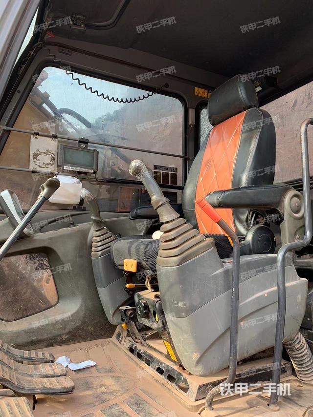 駕駛室整體(整機(jī)外觀) 駕駛室整體(整機(jī)外觀)