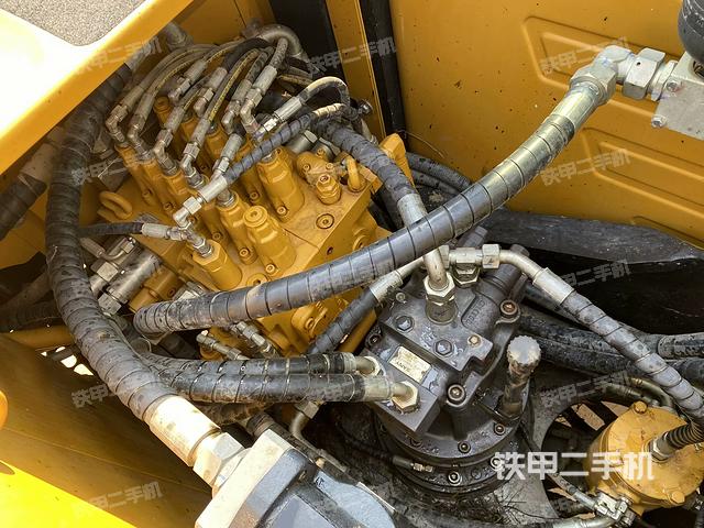 回轉(zhuǎn)馬達(dá)和主控閥(整機(jī)外觀) 回轉(zhuǎn)馬達(dá)和主控閥(整機(jī)外觀)