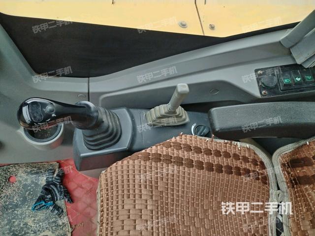 座椅右側(cè)控制臺(tái)/鑰匙門(mén)/油門(mén)/含右手柄（駕駛室部分）