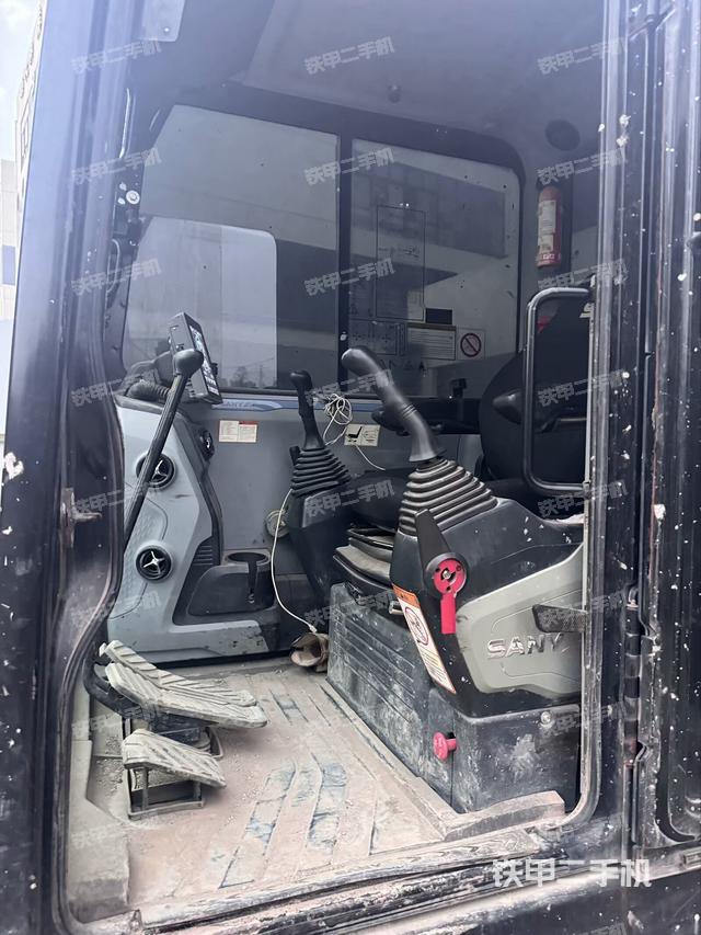 座椅右側控制臺/鑰匙門/油門/含右手柄（駕駛室部分）