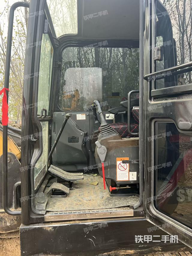 駕駛室頂部(整機外觀) 駕駛室頂部(整機外觀)