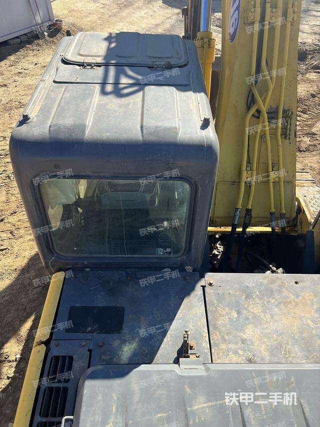 駕駛室頂部(整機(jī)外觀) 駕駛室頂部(整機(jī)外觀)