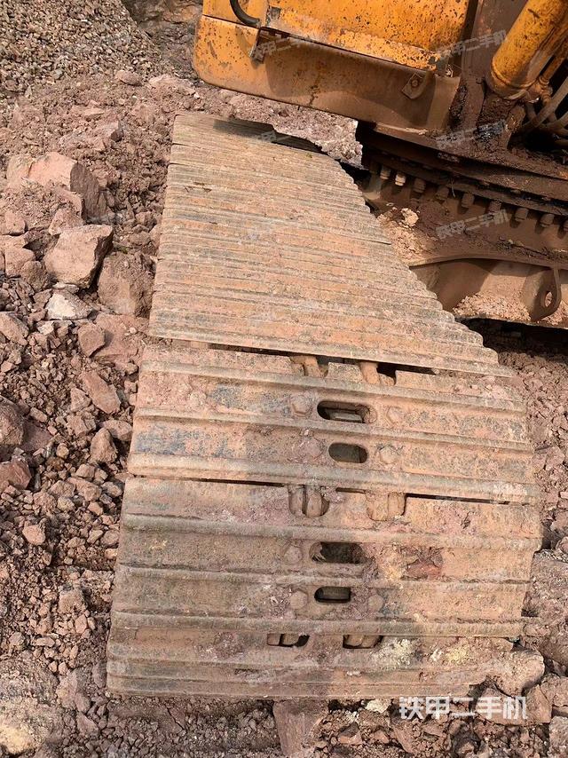 單側(cè)履帶整體(整機(jī)外觀) 單側(cè)履帶整體(整機(jī)外觀)