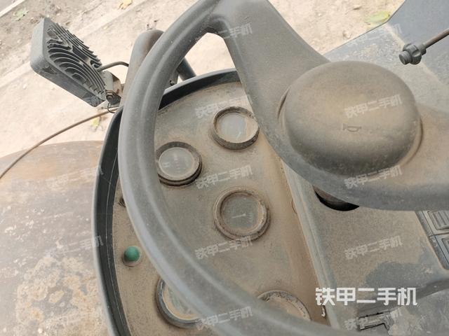 駕駛室內(nèi)座椅、儀表操作手柄全景（壓路機(jī)駕駛室）