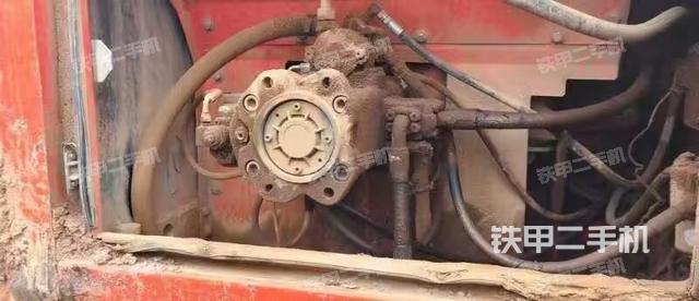 液壓泵艙室正面整體（整機外觀）