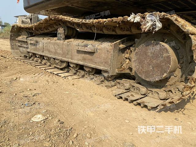 單側(cè)履帶整體(整機(jī)外觀) 單側(cè)履帶整體(整機(jī)外觀)