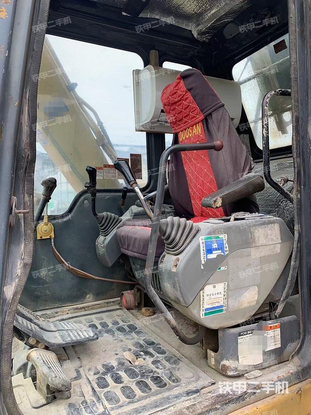 駕駛室整體(整機(jī)外觀) 駕駛室整體(整機(jī)外觀)