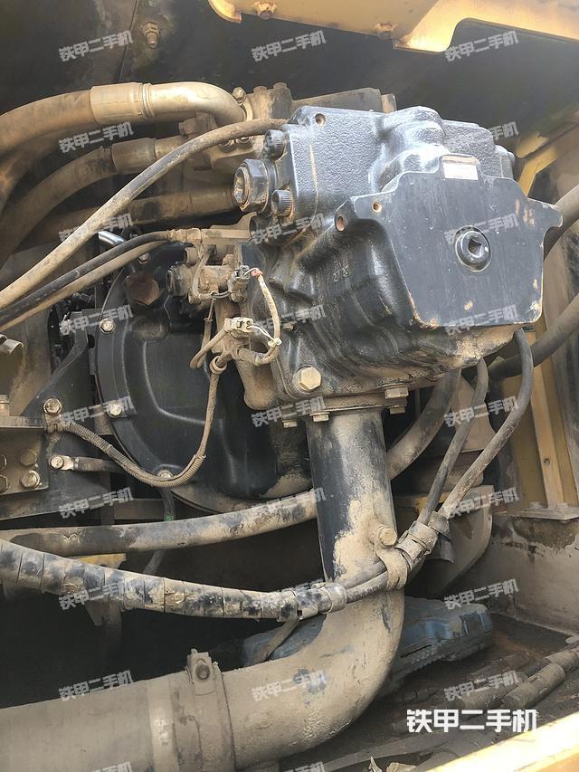 液壓泵艙室正面整體（整機外觀）