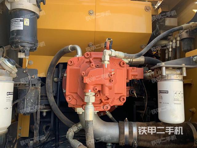 液壓泵艙室正面整體（整機外觀）