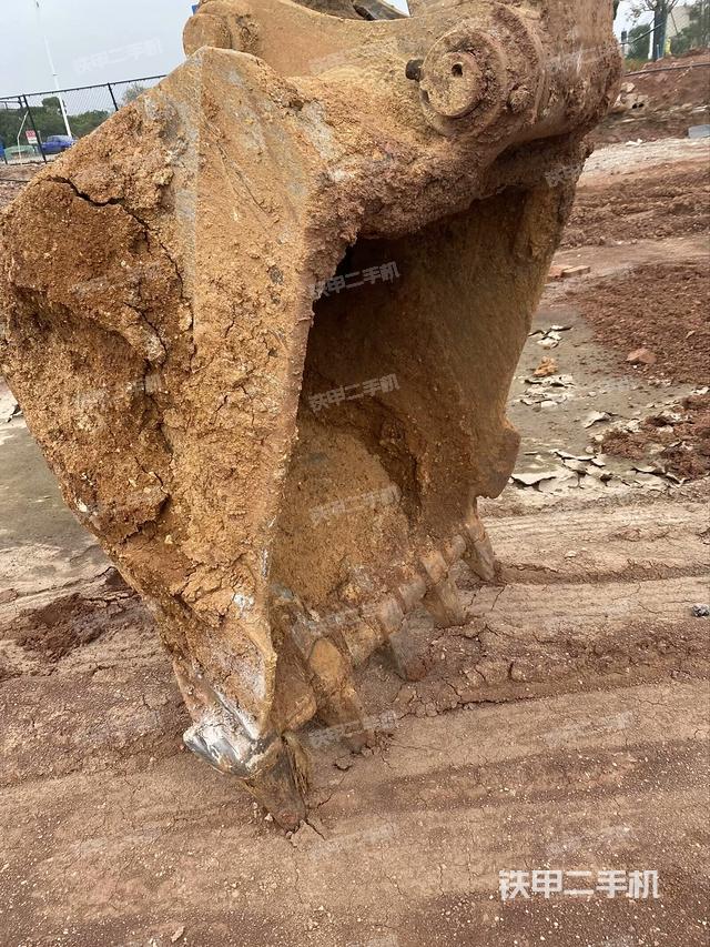 左驅(qū)動輪（行走機構(gòu)）