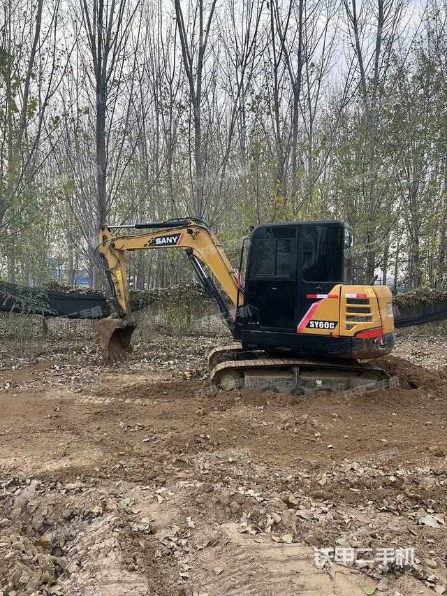 駕駛室整體(整機外觀) 駕駛室整體(整機外觀)