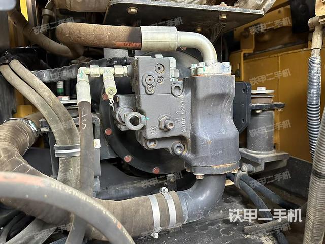 液壓泵艙室正面整體(整機外觀) 液壓泵艙室正面整體(整機外觀)