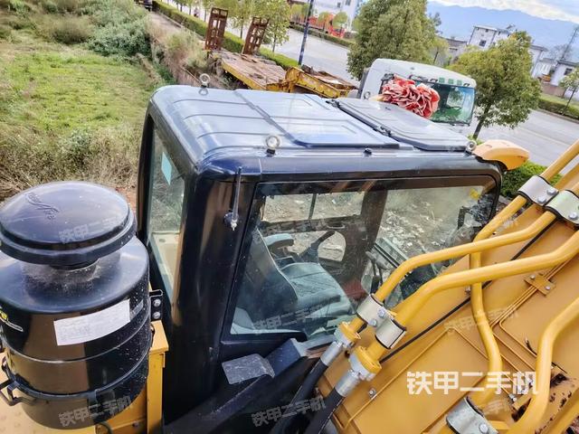 駕駛室頂部（整機外觀）