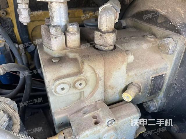 液壓泵艙室正面整體(整機外觀) 液壓泵艙室正面整體(整機外觀)