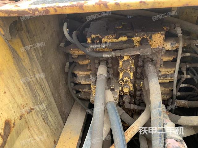 回轉(zhuǎn)馬達(dá)和主控閥(整機(jī)外觀) 回轉(zhuǎn)馬達(dá)和主控閥(整機(jī)外觀)