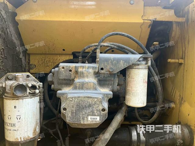 液壓泵艙室正面整體（整機外觀）