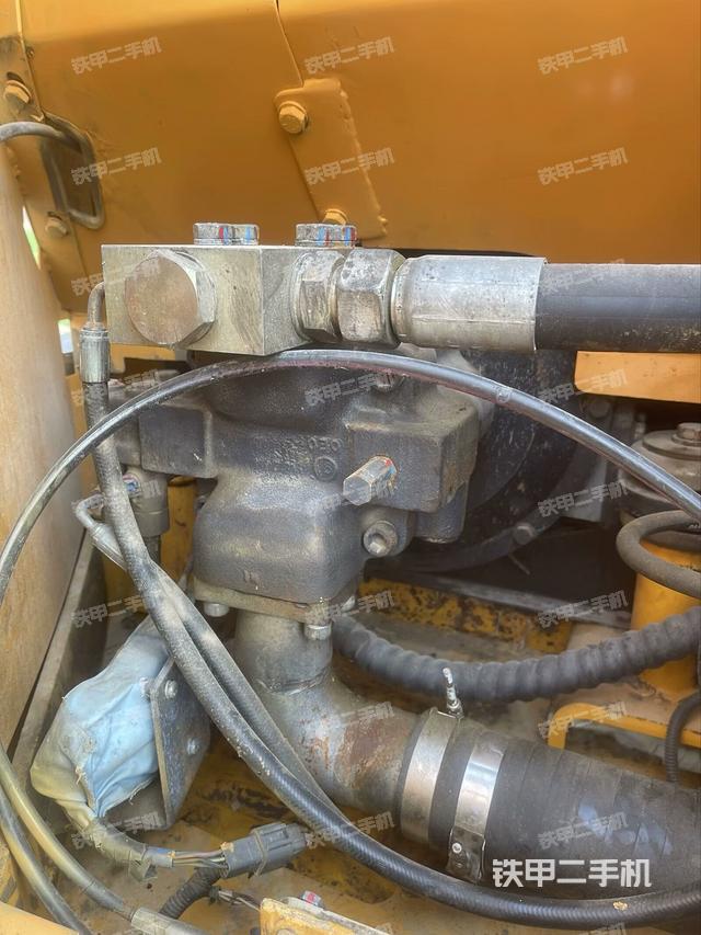 液壓泵艙室正面整體（整機外觀）