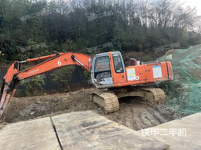 單側(cè)履帶整體(整機(jī)外觀) 單側(cè)履帶整體(整機(jī)外觀)