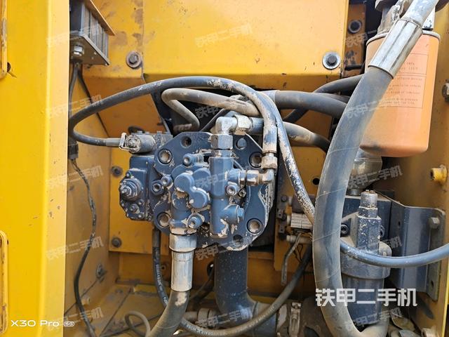 液壓泵艙室正面整體(整機外觀) 液壓泵艙室正面整體(整機外觀)
