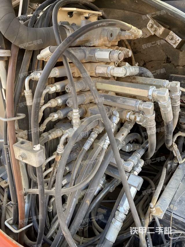 回轉(zhuǎn)馬達(dá)和主控閥（整機(jī)外觀）