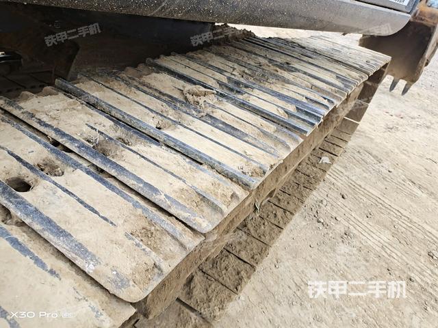 單側(cè)履帶整體(整機外觀) 單側(cè)履帶整體(整機外觀)