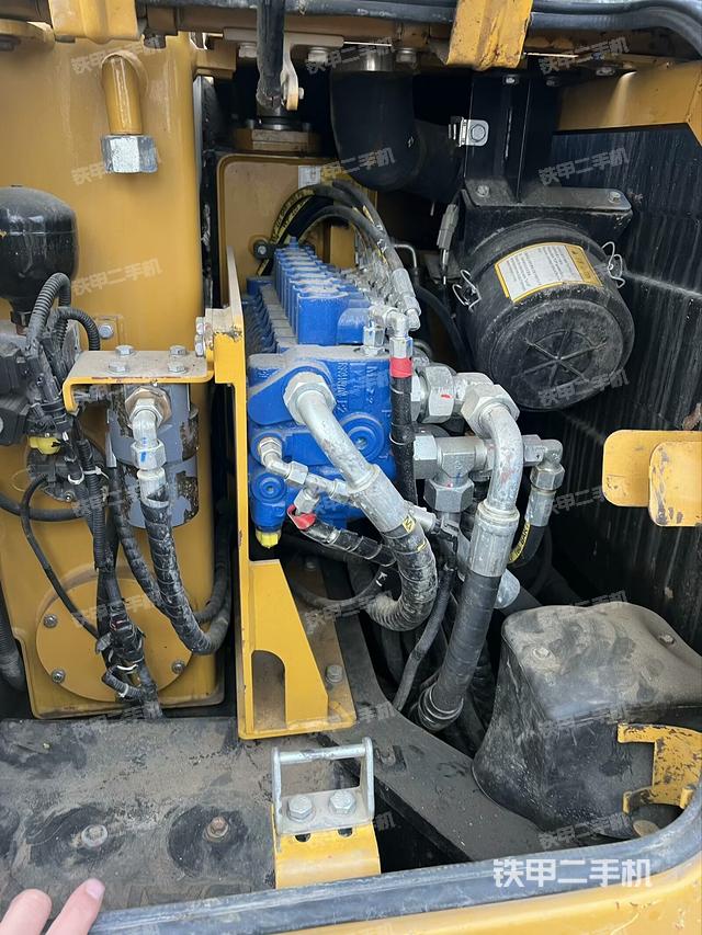 回轉馬達和主控閥(整機外觀) 回轉馬達和主控閥(整機外觀)