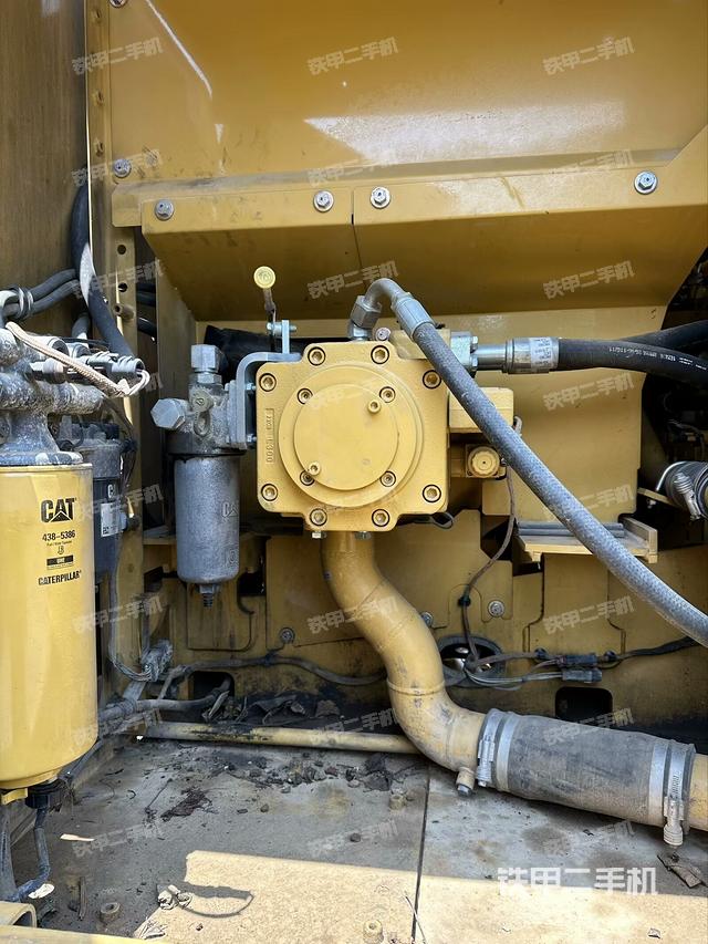 液壓泵艙室正面整體(整機外觀) 液壓泵艙室正面整體(整機外觀)
