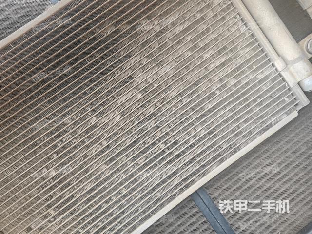 散熱器正面(大件艙室) 散熱器正面(大件艙室)