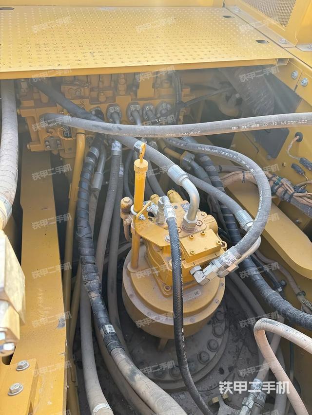 回轉(zhuǎn)馬達(dá)和主控閥（整機(jī)外觀）