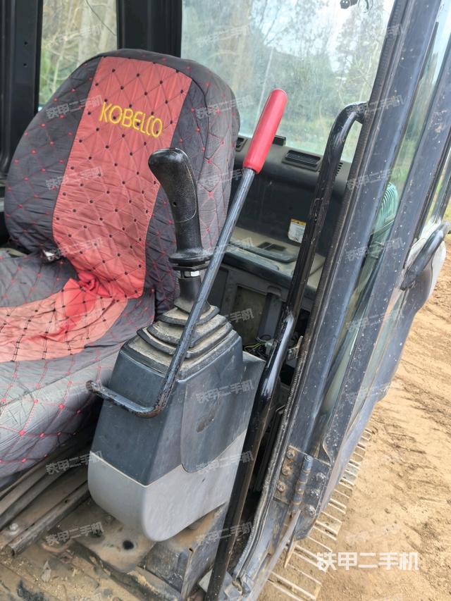 座椅右側(cè)控制臺/鑰匙門/油門/含右手柄（駕駛室部分）